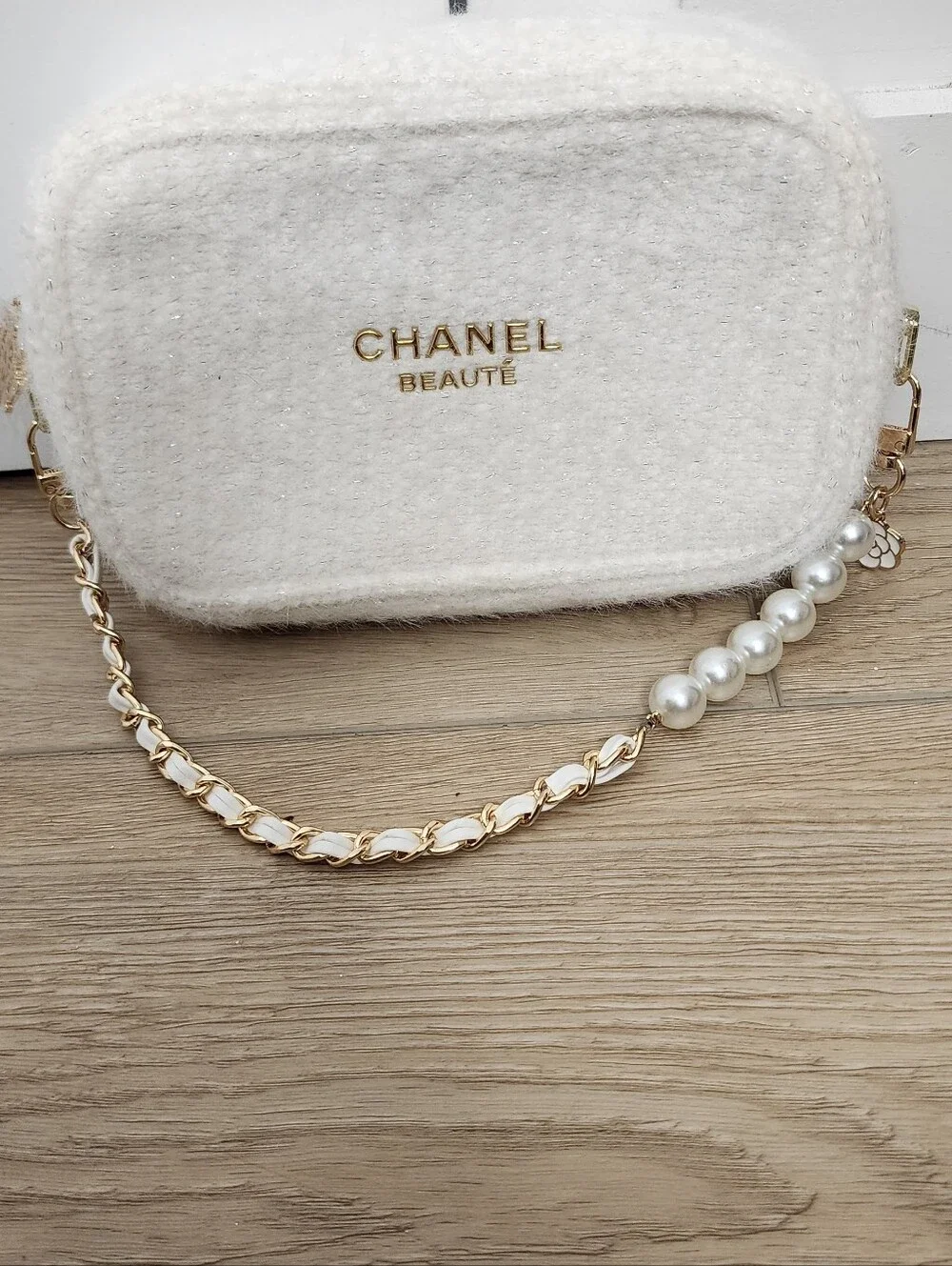 CHANEL White/Cream Tweed Pearl-Embellished Shoulder Bag